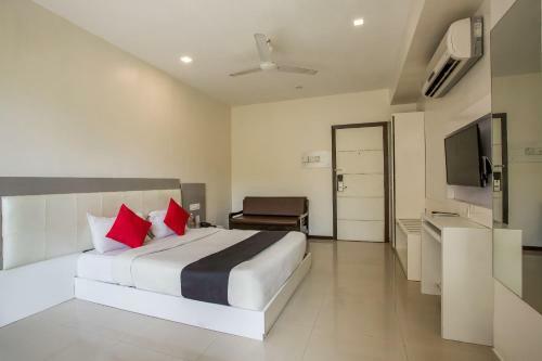 Capital O 35557 Hotel Aura