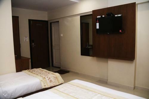 Hotel Crystal Luxury Inn- Bandra