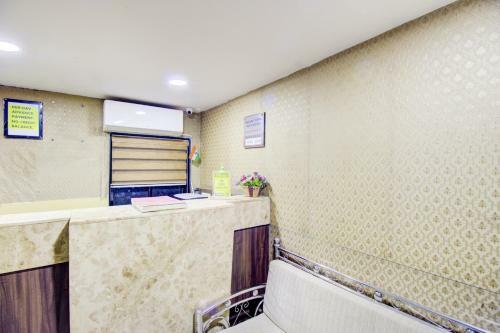 Oyo 77255 Hotel Royal Plaza