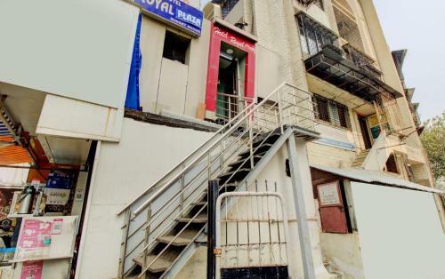 Oyo 77255 Hotel Royal Plaza