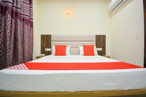 Oyo 64305 Hotel Mango