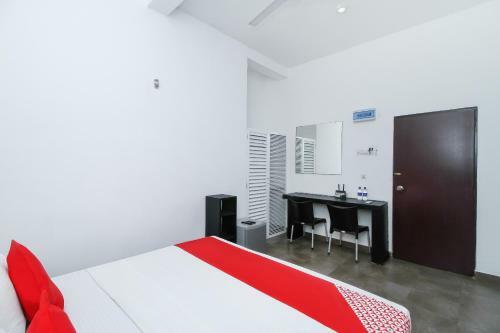 Oyo 64305 Hotel Mango