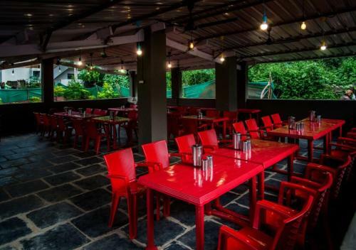 Hotel River Wood Residency