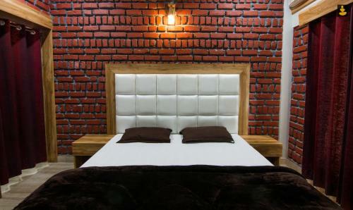 Hotel Sahastradhara Riverresort