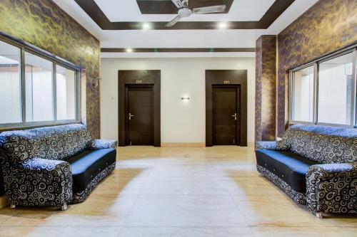 Capital O 22530 Savoy Hotel