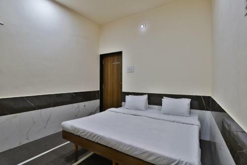 Spot On 37366 Hotel Mahalaxmi