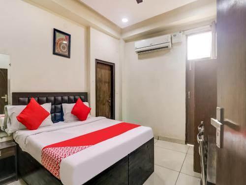 Oyo 77865 Hotel 555