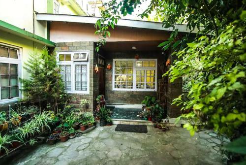 The Shire- Well Located Hillside Homestay