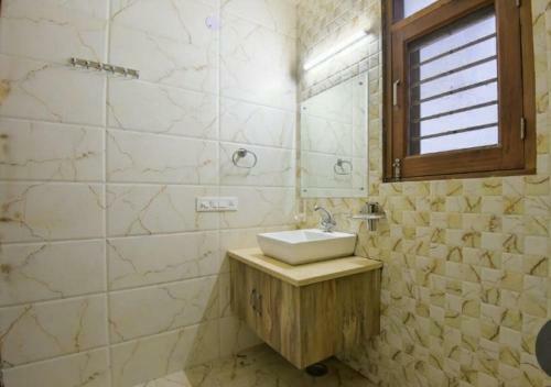 3 Bhk Serviced Apartment In Golf Course Road @bedchambers