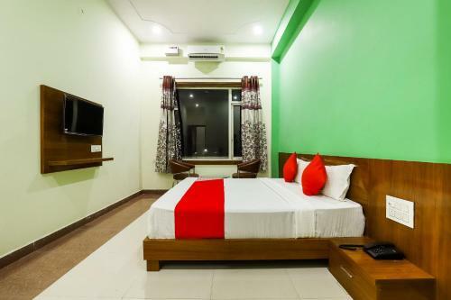 Oyo 77869 Hr20 Hotel And Restaurant