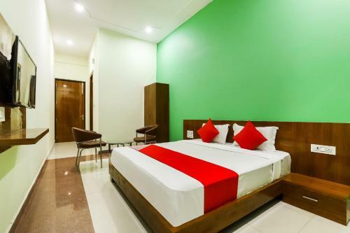 Oyo 77869 Hr20 Hotel And Restaurant