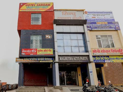 Oyo 77970 Hotel Sangam