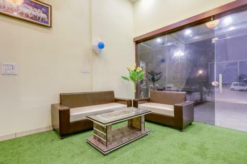 Oyo 77970 Hotel Sangam