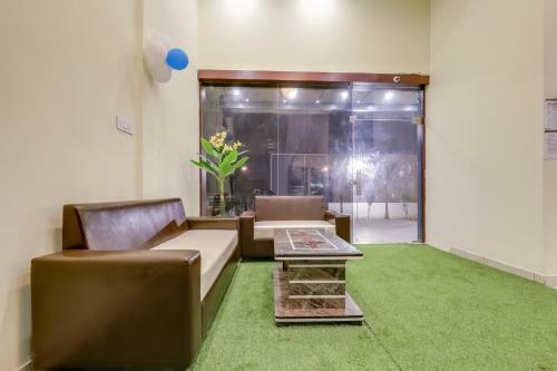 Oyo 77970 Hotel Sangam