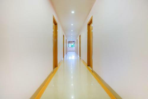 Hotel Capital O 67372 Garuda Suites