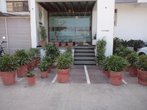A2zroomz Hotel Nangi's Pride