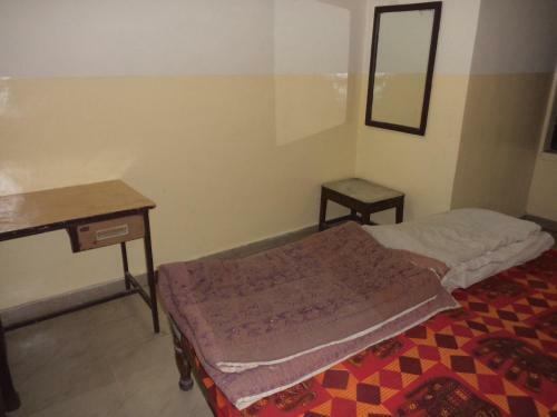 Hotel Rajhans (Station Road)