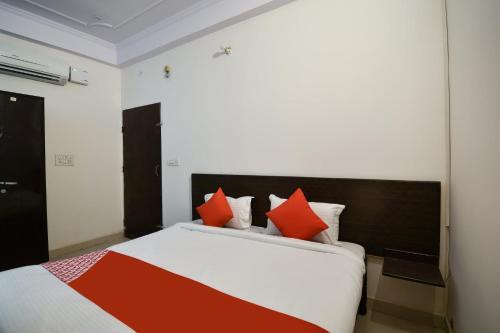 Oyo 45087 Hotel Sapphire Palace 2