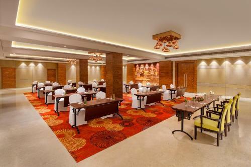 Hotel Viraj Sarovar Portico