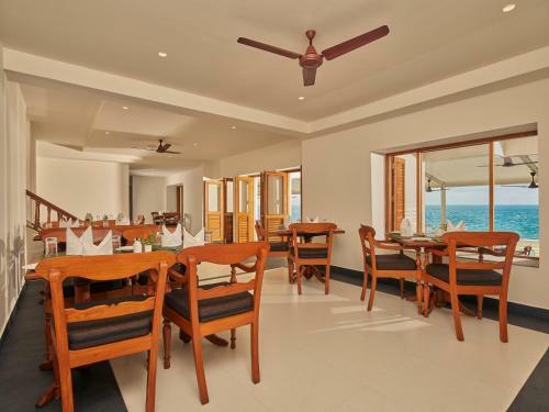 Hotel Rockholm At The Light House Beach