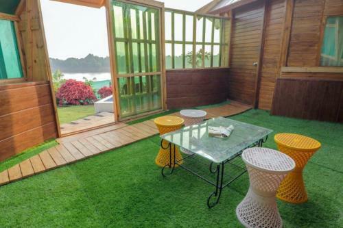 Leisurely Ripple Lake Touch Cabin