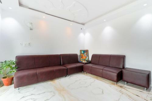Oyo 44175 Hotel Surya Inn
