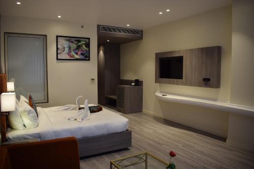 Hotel Deep Clarks Inn Lucknow