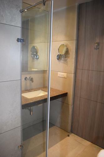 Hotel Deep Clarks Inn Lucknow