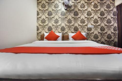 Oyo 70184 Hotel Golden Bird