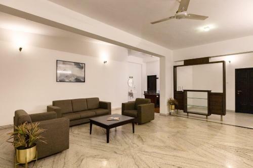 Hotel Paramount Suites & Service Apartments