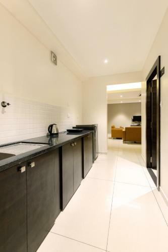 Hotel Paramount Suites & Service Apartments