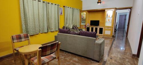 Charming 3bhk Near Apollo Hospital