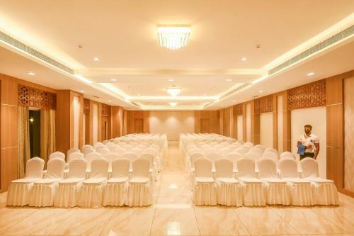 Hotel Emerald Clarks Inn Suites