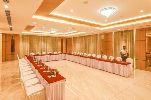 Hotel Emerald Clarks Inn Suites