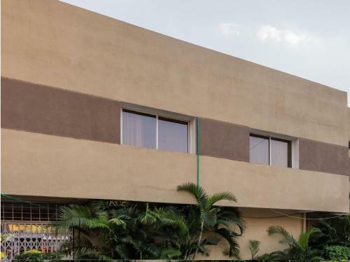 Hostal Oyo 76288 Home Embassy Suits