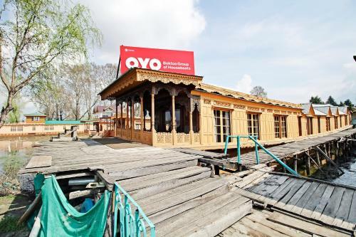 Oyo 5056 Houseboat Batkoo