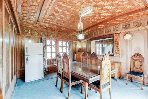 Oyo 5056 Houseboat Batkoo