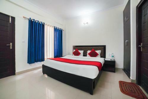 Oyo 48406 Hotel Dark Clouds