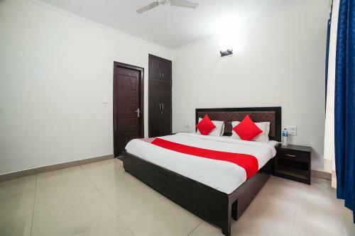 Oyo 48406 Hotel Dark Clouds