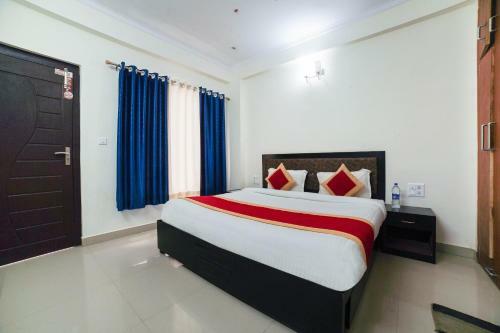 Oyo 48406 Hotel Dark Clouds