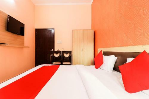 Hotel Oyo 71136 Westend Suites