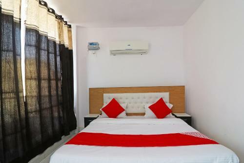 Hotel Oyo 61639 Red Carmine