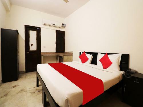 Hotel Oyo 44229 A R Palace