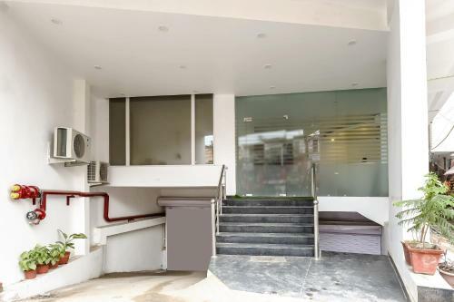 Capital O 11689 Hotel Happy Stay