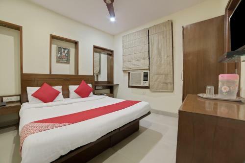 Hotel Oyo 24437 Oxford Palace