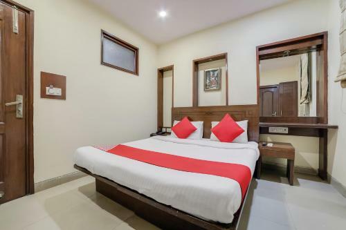 Hotel Oyo 24437 Oxford Palace