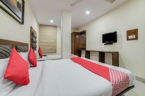Hotel Oyo 24437 Oxford Palace