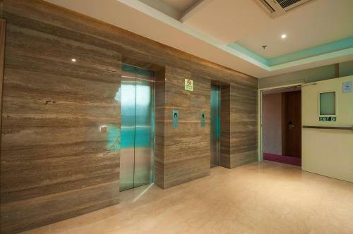 Hotel The Orion Plaza - Nehru Place