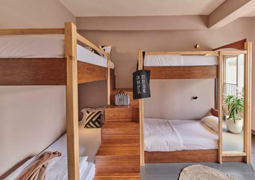 Hotel Minimalist Poshtel & Suites