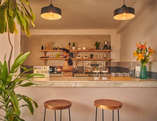 Hotel Minimalist Poshtel & Suites